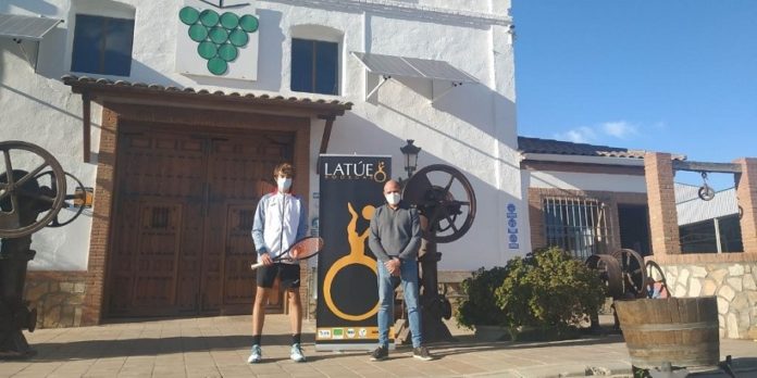 Bodegas Latúe patrocina al joven tenista Rodrigo Santiago Arráez
