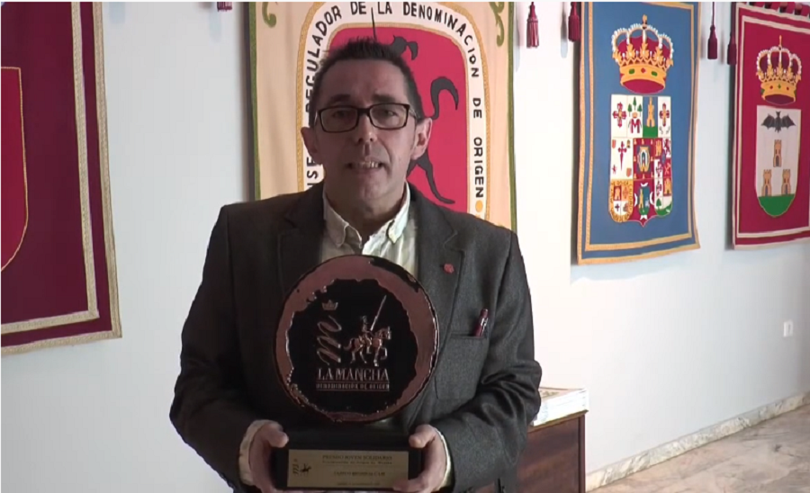 Amador Casquero, representante de Cáritas C-LM muestra su agradecimiento a la DO La Mancha en la gala de los Premios Jóvenes Solidarios 2020