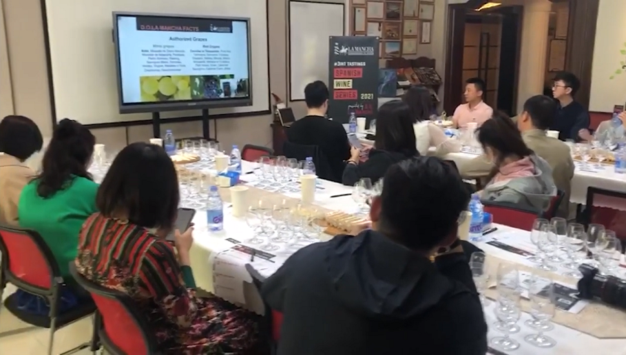 Profesionales catadores degustan los vinos manchegos en China