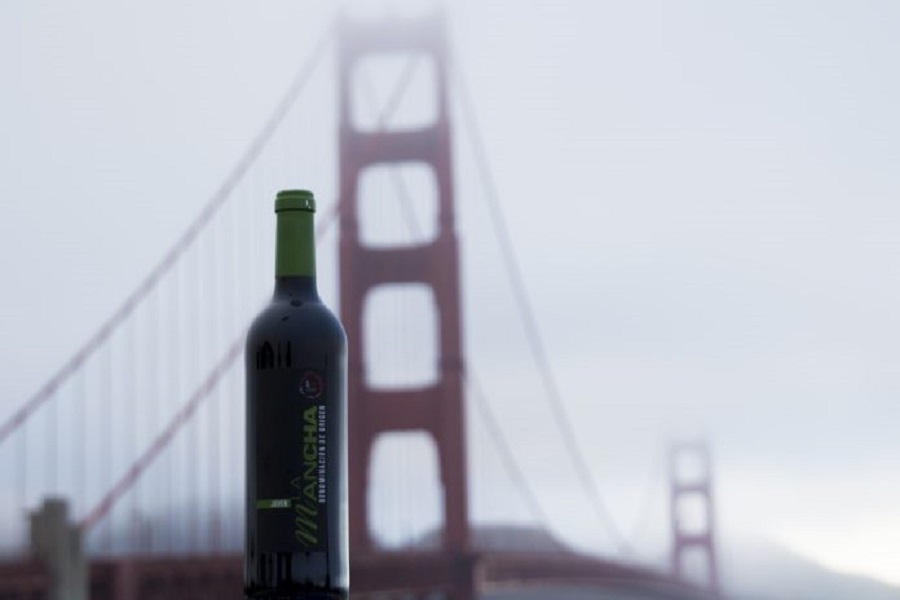 Un vino de la DO La Mancha en el Golden Gate, en San Francisco (California, EE.UU.)