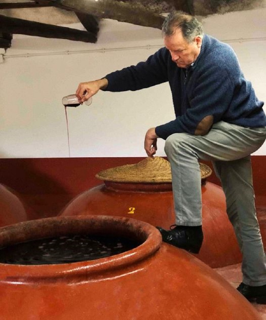 Santiago Romero de Ávila cuidando sus vinos durante su proceso de elaboración