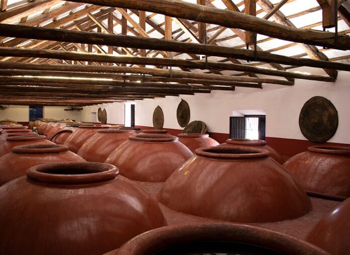 En Bodegas Romero de Ávila elaboran vinos artesanales con tinajas de barro