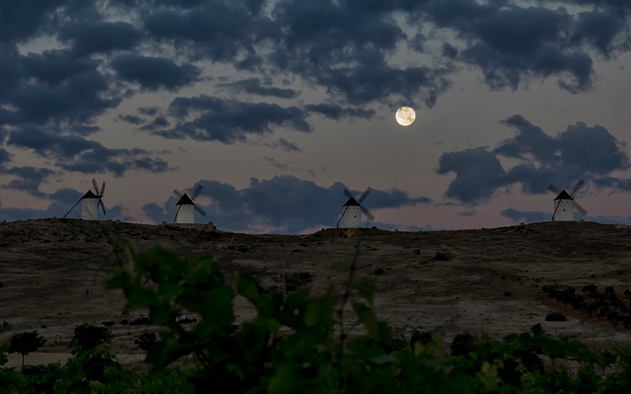 Molinos de viento en La Mancha bajo la luna llena