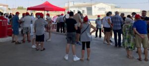 Vecinos de El Provencio esperan la llegada del pelotón de La Vuelta con un stand de Bodegas Campos Reales