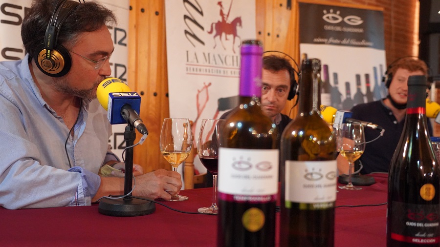 El experto en comunicación gastronómica, Fernando Buitrón, y el enólogo de Bodegas El Progreso, Juan Nieto, realizan una cata de dos vinos de La Mancha