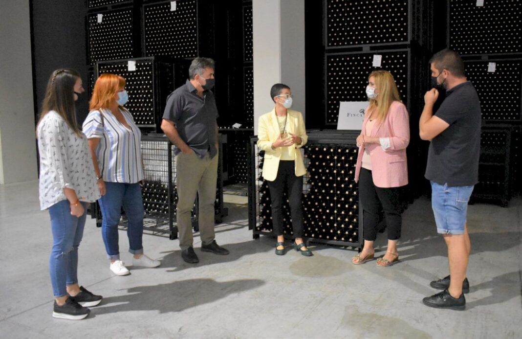 La delegada provincial, Mª Ángeles Martínez, y el delegado de Agricultura en Cuenca, Joaquín Cuadrado visitan Finca Antigua y Coop. San Fernando