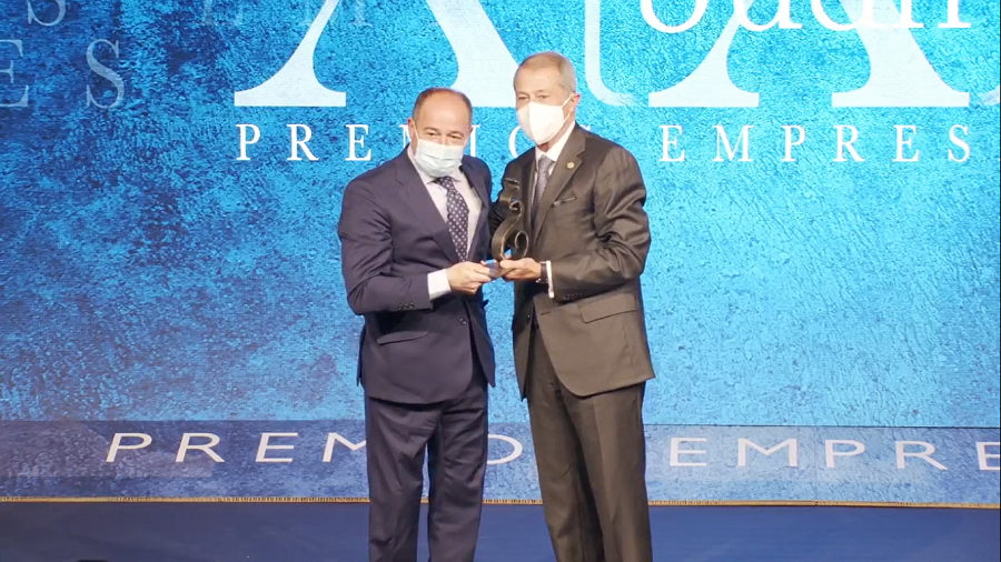 Carlos Ayuso recibe el reconocimiento al 'Mérito Empresarial', en los XXII Premios FEDA