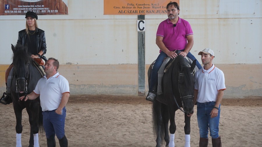 Carlos David Bonilla, presidente de la D.O. La Mancha, entrevistado a lomos de un caballo en Variotinto,