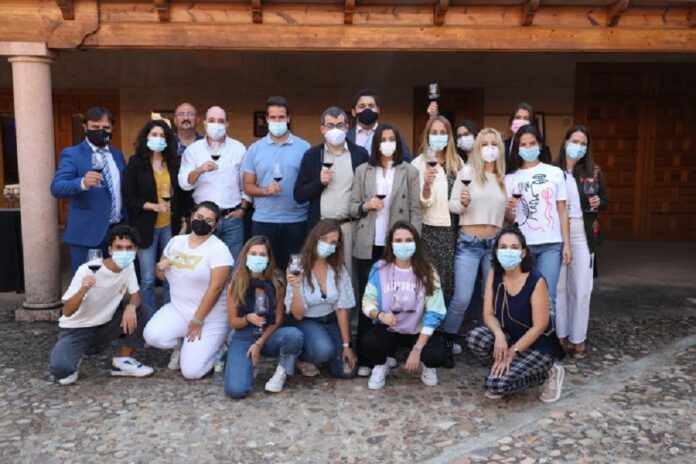 El patio del Consejo Regulador acoge a los participantes del VII Curso de Verano Vino y Comunicación El patio del Consejo Regulador acoge a los participantes del VII Curso de Verano Vino y Comunicación