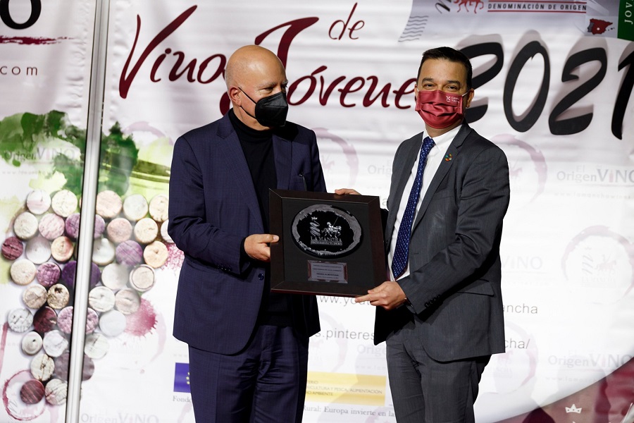 Agustín Almodóvar, recoge el Premio Joven Gran Reserva D.O. La Mancha 2021, en puesto de Pedro Almodóvar