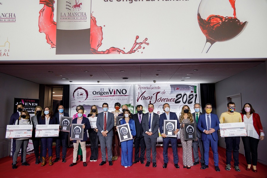 Foto de familia Premios Jóvenes Solidarios D.O. La Mancha 2021