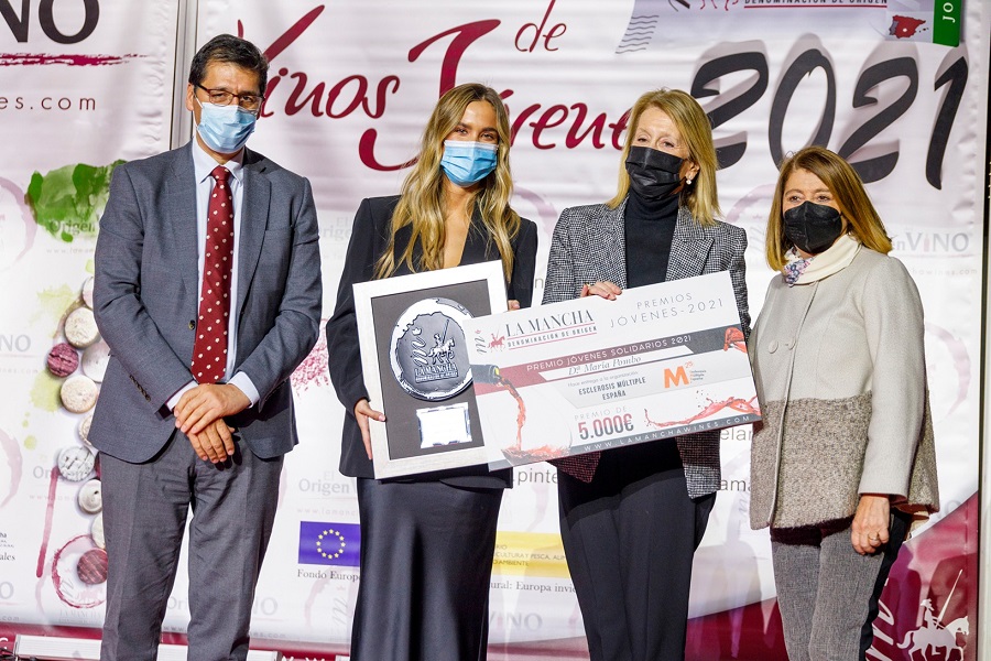María Pombo recibe el Premio Joven Solidario D.O. La Mancha en Comunicación