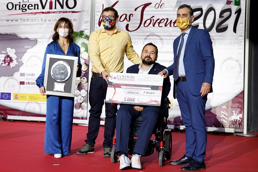 Premios Solidarios DO La Mancha 2021, la karateca Sandra Sánchez reconocida en Deportes comparte el momento con el alcalde de La Roda, Juan Ramón Amores