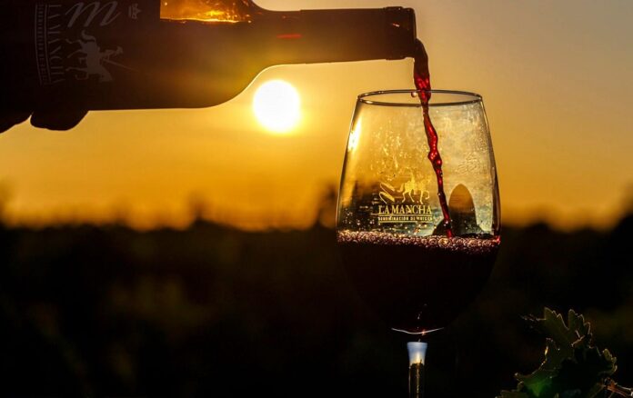 Vino de La Mancha al atardecer