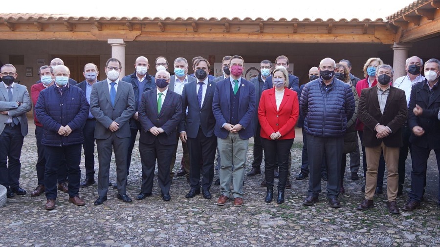 El presidente del CRDO La Mancha, Carlos David Bonilla, y la renovada Junta Directiva (2022-2026)