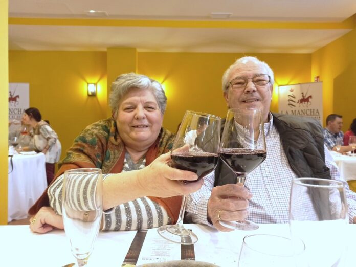 Brindis con Vinos de La Mancha en Cata's Comedy, desde el Mesón El Sol Brindis con Vinos de La Mancha en Cata's Comedy, desde el Mesón El Sol