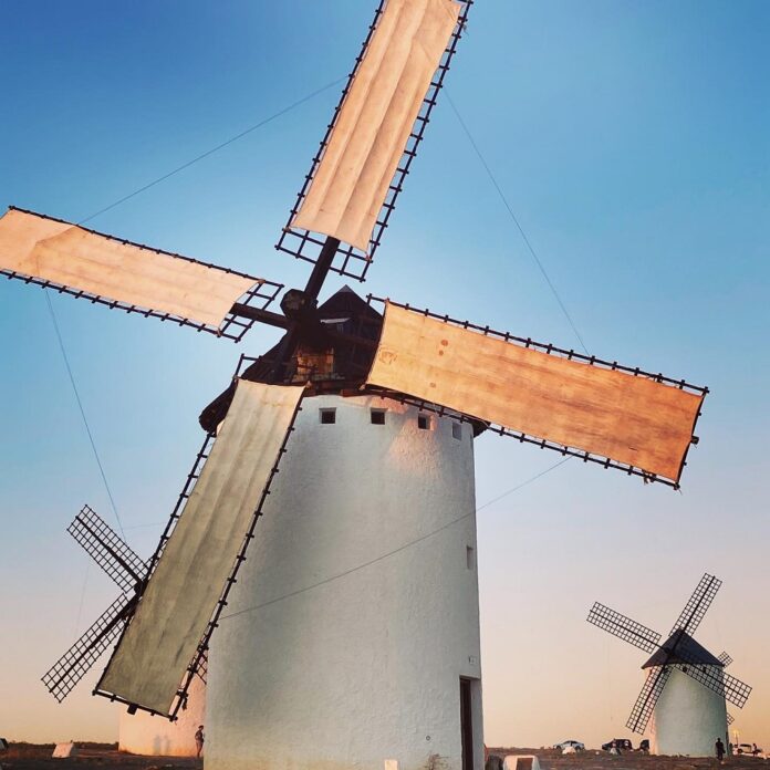 Llega el Tren de los Molinos para conocer los encantos de Campo de Criptana Llega el Tren de los Molinos para conocer los encantos de Campo de Criptana (Img Vinos de La Mancha)