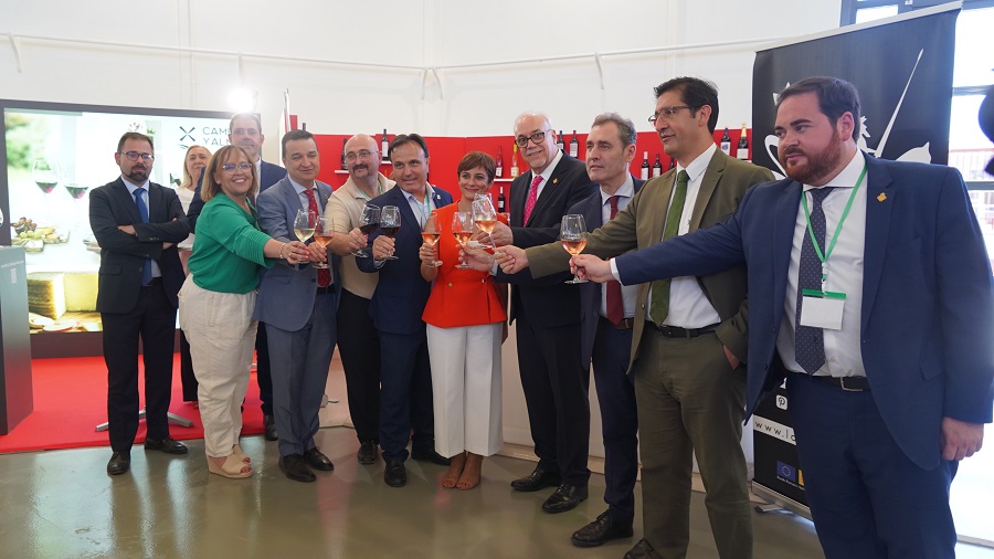 Brindis en el stand de la D.O. La Mancha, en la inauguración de FERCAM 2022