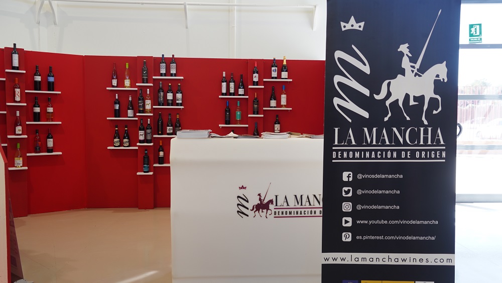 Decenas de vinos de La Mancha en el stan de la DO (Fercam 2022)