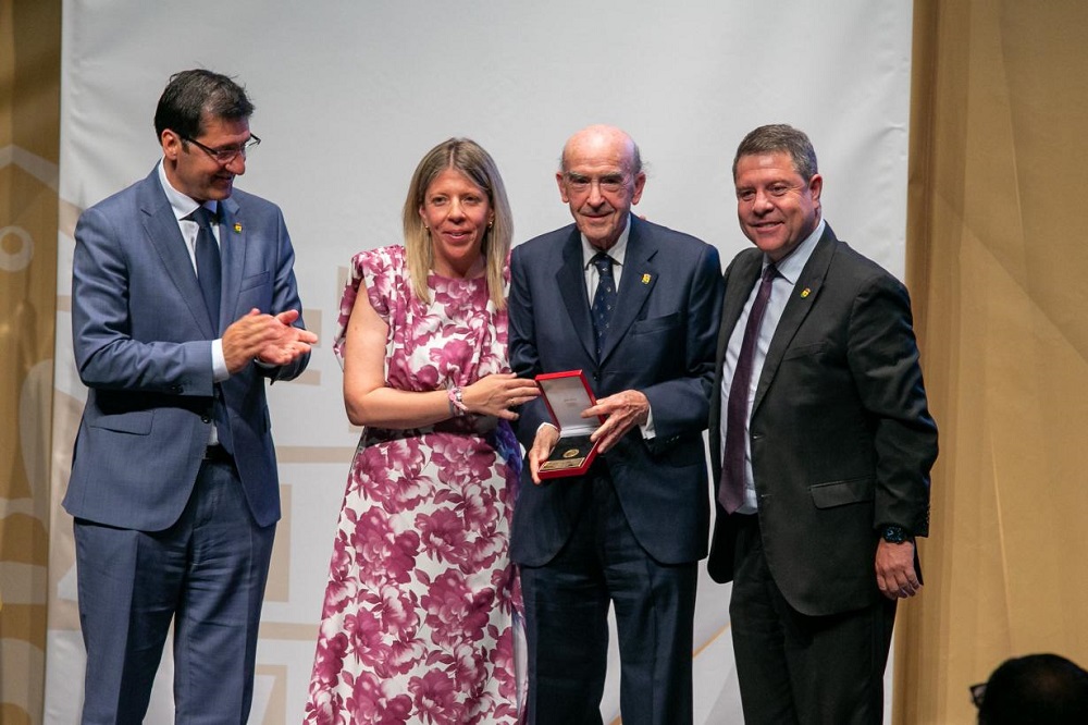 Rafael Torres recoge la Medalla de Oro de Virgen de las Viñas