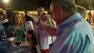 Vecinos de Campo de Criptana degustan el vino Infanto