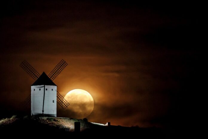 Luna llena ilumina el paisaje típico de La Mancha