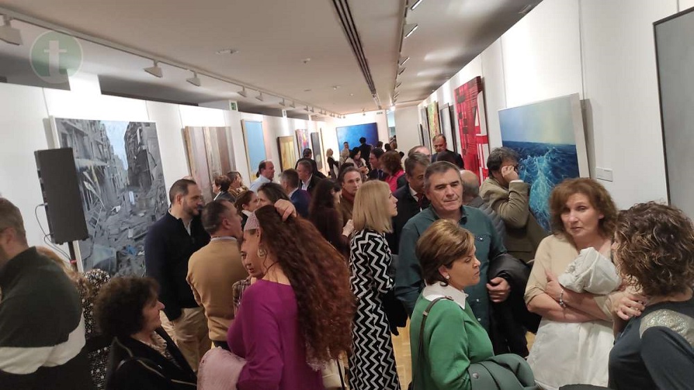 Decenas de personas asisten a la inauguración de la exposición XXI Certamen Cultural Virgen de las Viñas