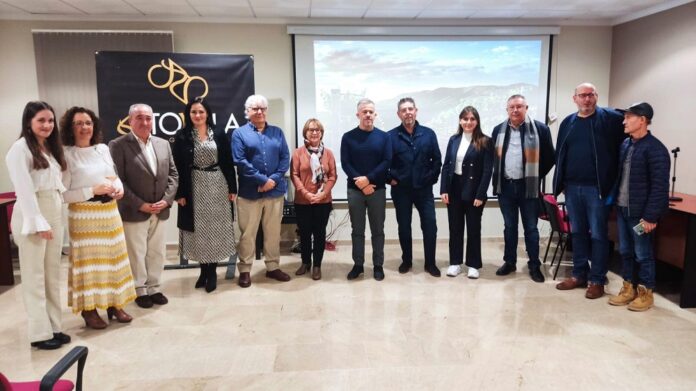 Foto de Familia premiados III Concurso Nacional de Pintura Bodegas Altovela Foto de Familia premiados III Concurso Nacional de Pintura Bodegas Altovela