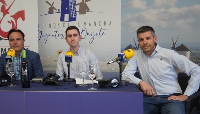 Alcalde de Criptana junto al Pte del Consejo Regulador Alcalde de Criptana junto al Pte del Consejo Regulador