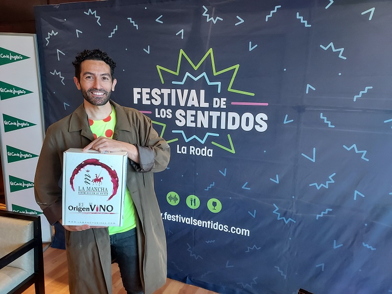 Rubén Chumillas recibe el estuche de vinos de DO La Mancha