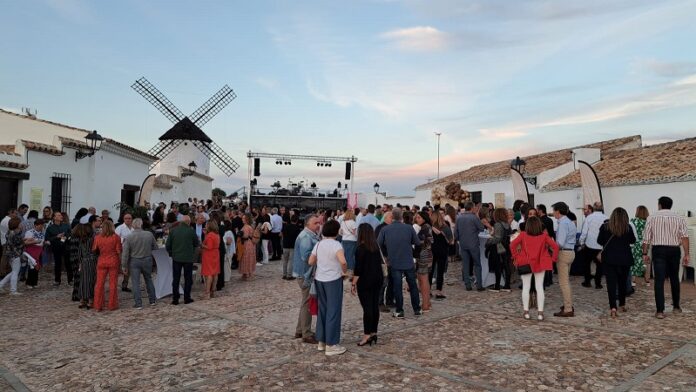 Público asistente disfruta de la música y el vino manchego