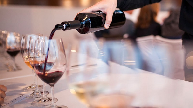 Sirviendo los vinos inscritos para evaluarlos