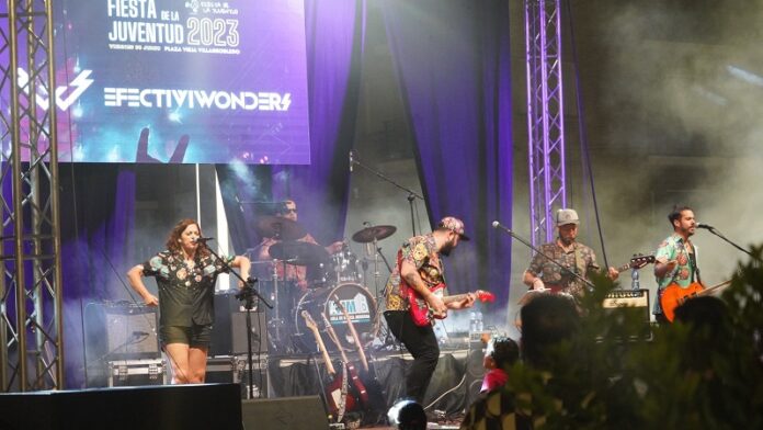 Efectiviwonders en directo. Grupo musical invitado