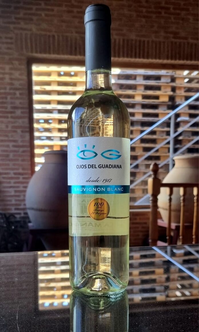 Botella de vino blanco dela variedad Sauvignon Blanc con la marca Ojos del Guadiana Botella de vino blanco dela variedad Sauvignon Blanc con la marca Ojos del Guadiana