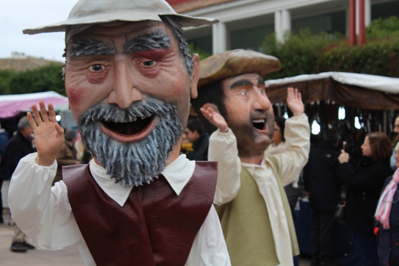 Personas representando a Don Quijote y Sancho Panza por la calle