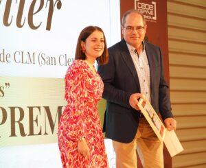 Luis Fernández, director técnico y gerente, recibe el Premio