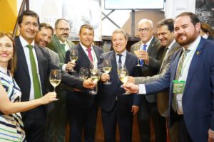 Autoridades bridan en el pabellón de Bodegas Yuntero, en Manzanares