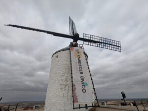 Un molino de Consuegra vestido con la promoción de la bodega manchega