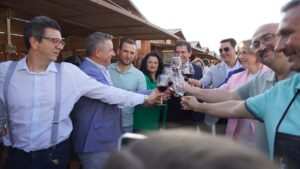 Autoridades del ayuntamiento y Diputación brindan en la feria