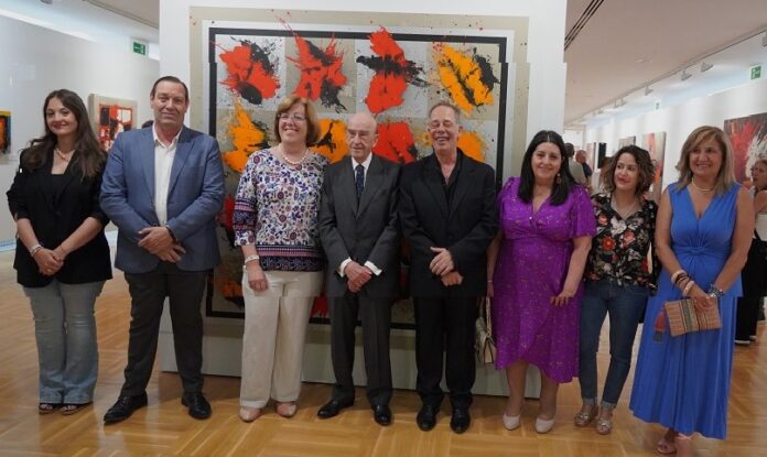 Autoridades posan junto al pintor Ciria momentos antes de iniciarse la inauguración