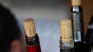 Las fiestas pueden ser una buena ocasión para descorchar los vinos más cercanos