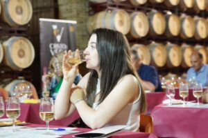Una joven participa catando un vino en una de las pruebas del concurso