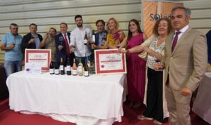 Autoridades brindan en la mesa de Campos Reales, premiada con dos Oros