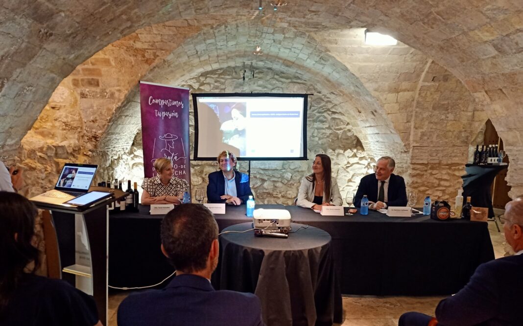 Autoridades y responsables de la Ruta del Vino de La Mancha en la inauguración en la cava del Antiguo Casino de Ciudad Real Autoridades y responsables de la Ruta del Vino de La Mancha en la inauguración en la cava del Antiguo Casino de Ciudad Real