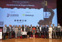 Emoción y Vinos en la Gala Solidaria 2025 de la DO La Mancha Foto-de-familia-de-los-Premios-Solidarios-2025