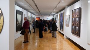 Espectadores observan la muestra inaugurada en el Museo Infanta Elena