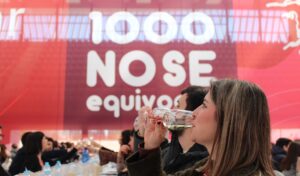 Una catadora evalua un vino blanco