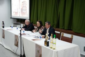 Alcaldesa de Alcázar de San Juan flanqueada por el Pte. de la Cooperativa y el autor del libro