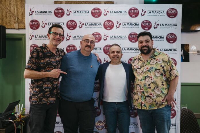 El gerente del Consejo Regulador junto a los directores del Gachas Comedy el humorista invitado, Gonzalo Jimenez