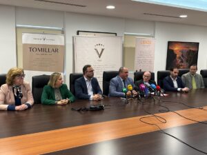 El gobierno autonómico junto a los dirigentes de la cooperativas